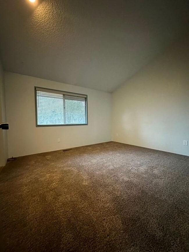 Building Photo - 2 bedroom townhuose