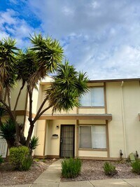Building Photo - $2,790 / 2 BR - FULLY REMODELED TOWNHOME IN HAYWARD