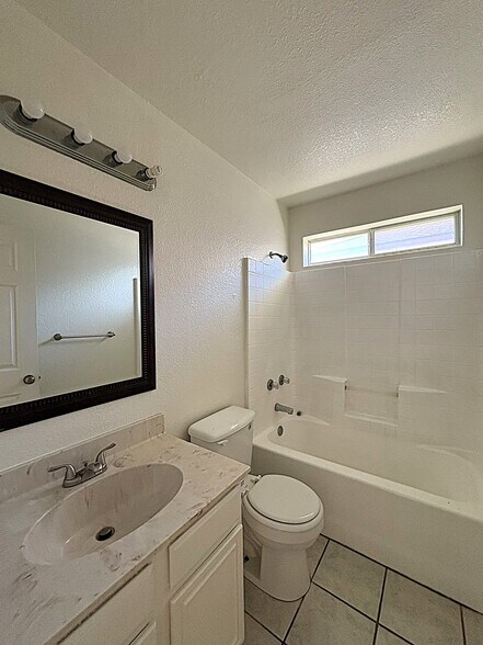 Building Photo - 208 Rodeo Cir