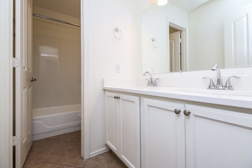 Building Photo - 3032 N Silverado