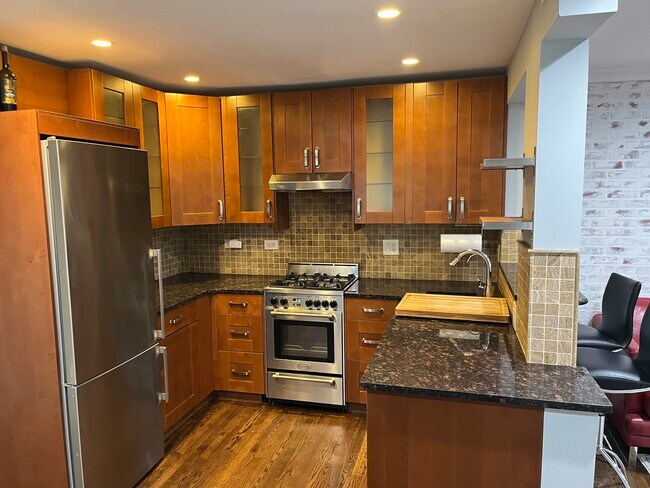 Building Photo - 468 Spring Ave