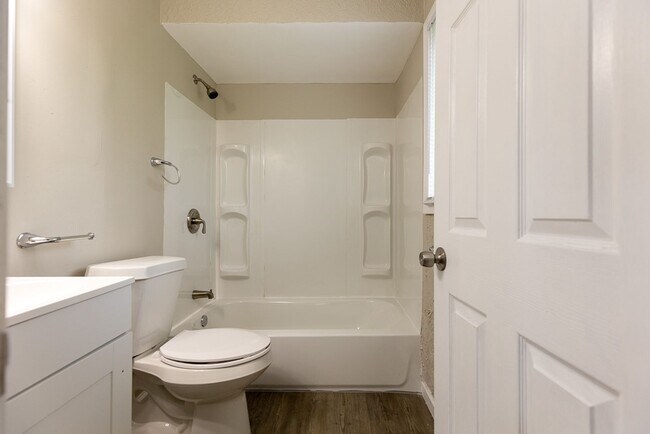 Building Photo - 1 Bedroom One Bath Unit For Lease