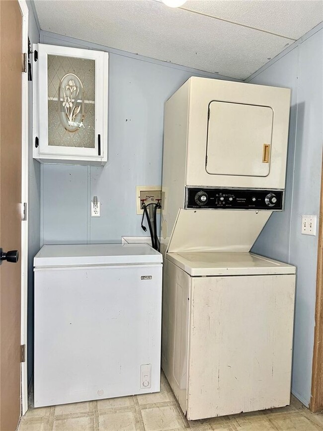 Building Photo - Spacious 3bed/2bath home in Bay Hills vill...
