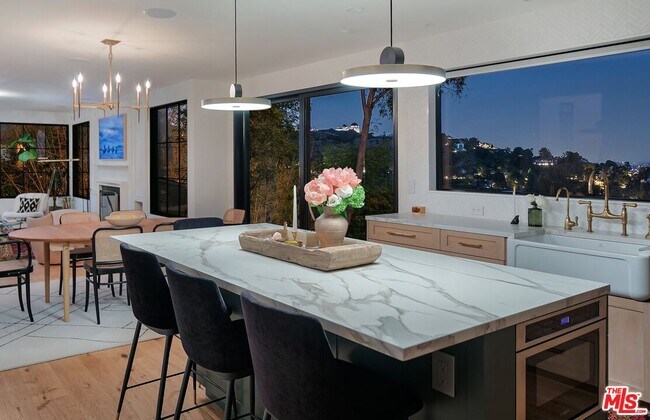 Primary Photo - 2720 Hollyridge Dr