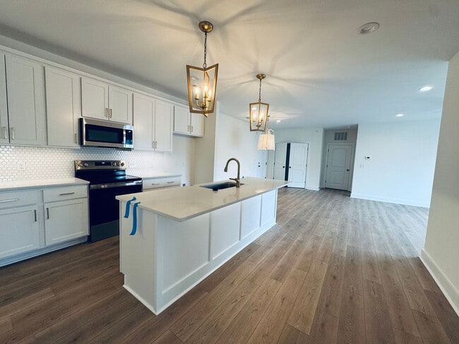 Building Photo - THE CROWN AT CORNERSTONE - EXTRA LARGE UNIT