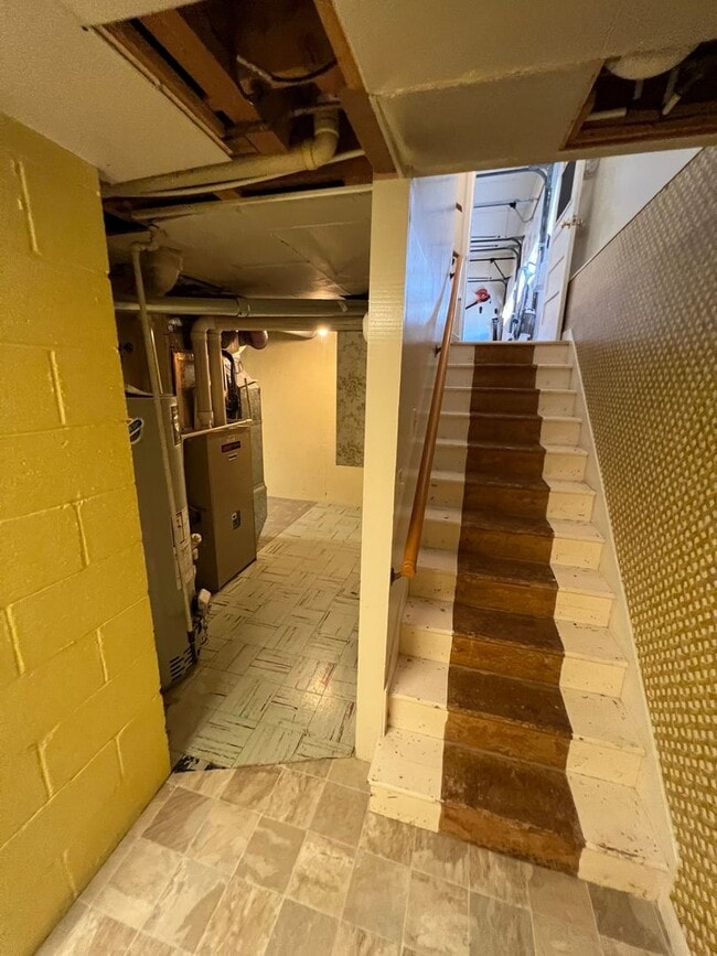 Building Photo - 429 E Pine St