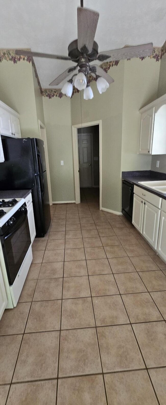 Building Photo - 3 Bedroom House