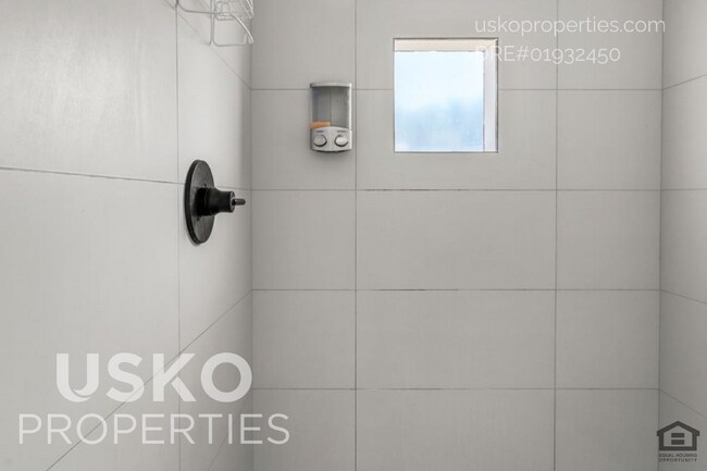 Building Photo - "Charming 4-Bed Retreat in the Heart of Sacramento - 1407 Sq Ft of Comfort!"