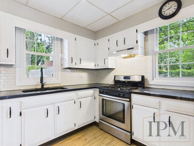 Building Photo - Available Now Beautiful 4 Bedroom Home with Garage, Central Air & Large Yard in York City.