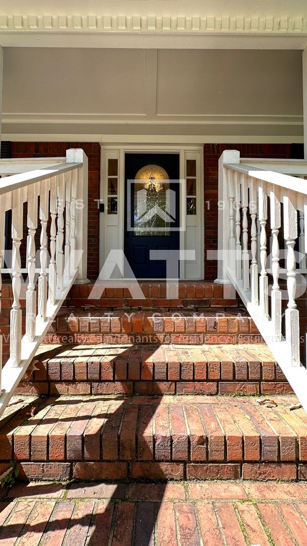 Building Photo - 4 Bedroom, 4.5 Bath Home in Heart of Hoover