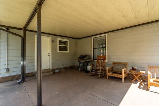 Building Photo - Gorgeous Bixby Home!