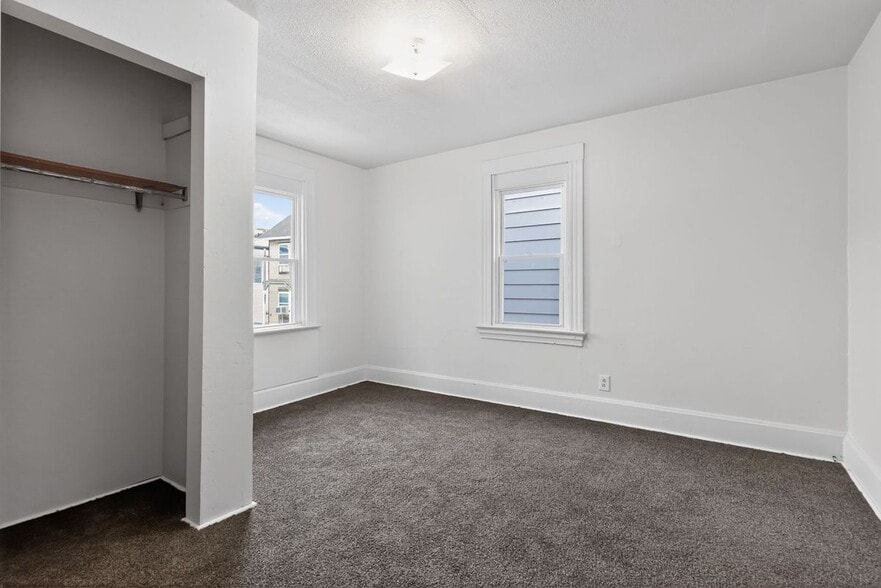 Building Photo - 405 Main St