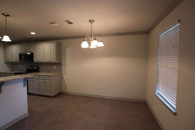 Building Photo - Beautiful 3 Bedroom 2 Bathroom Townhouse in South Tyler!