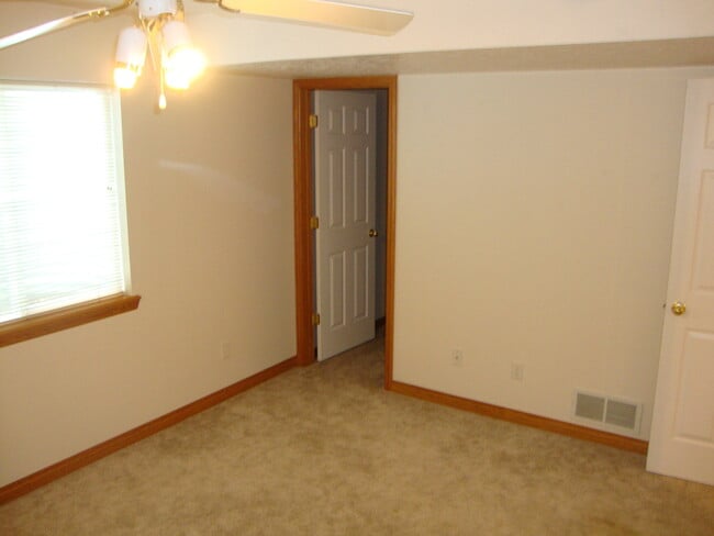 Building Photo - Great 4 bed Duplex