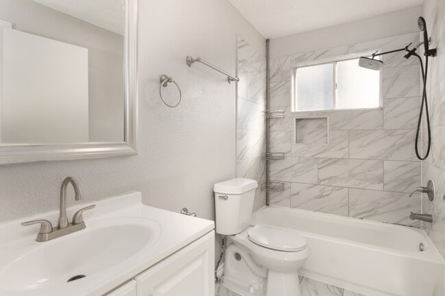 Building Photo - 15535 Evergreen Pl Dr