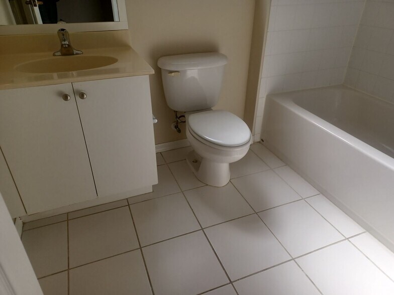 Building Photo - 3/2 Condo in gated community off Colonial Blvd