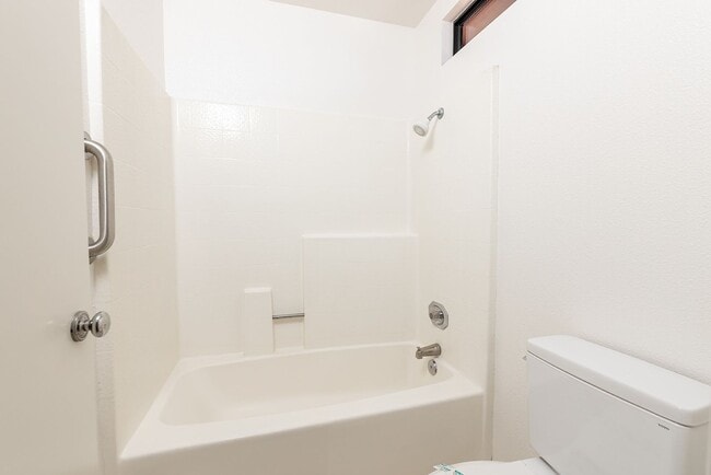Building Photo - Lovely 4 bedroom Oceanside home!