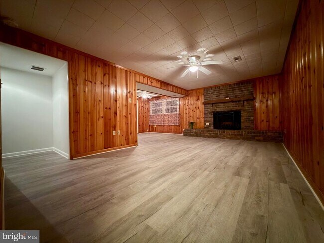 Building Photo - 905 W Poplar Rd