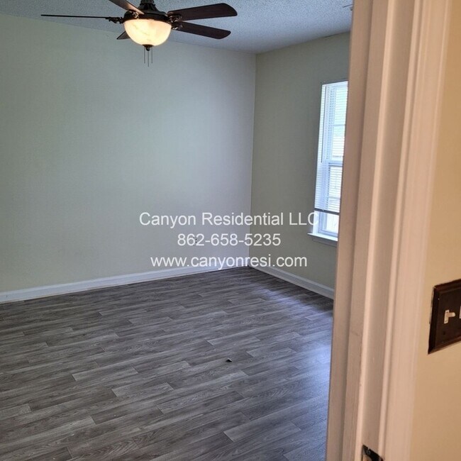 Building Photo - 461 Bedford Knoll Dr