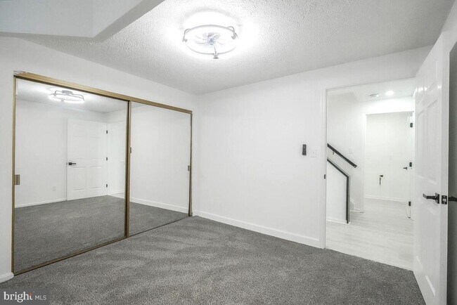 Building Photo - 6304 Juanita Ct