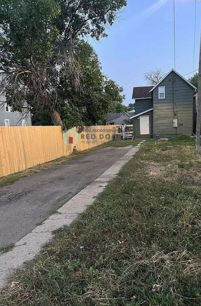 Building Photo - Beautifully Remodeled 3 Bed, 2 Bath Home – Pet Friendly!