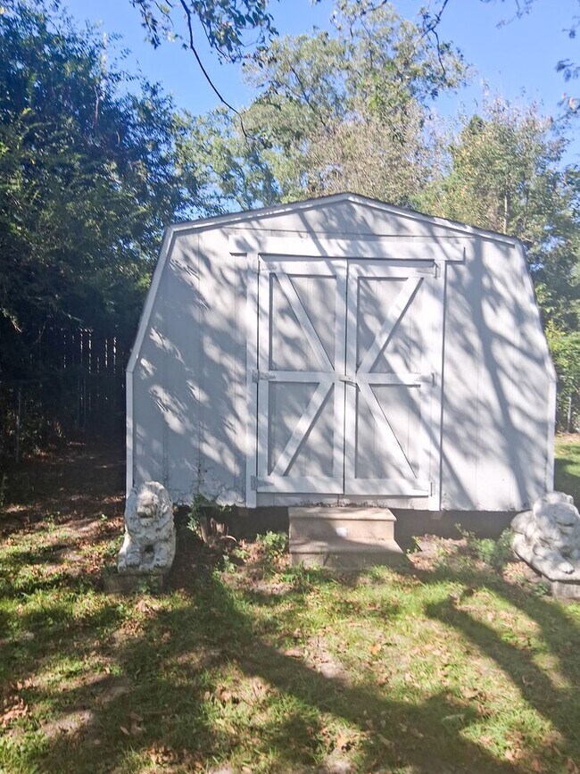 Building Photo - Charming 3 Bedroom, 2 Bath Home with Garag...
