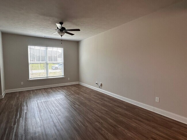 Building Photo - 204 Pebble Ln