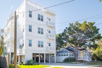Building Photo - WALK TO THE BEACH OFF-SEASON RENTAL