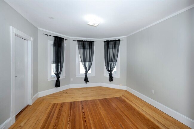 Building Photo - 90 Safford St