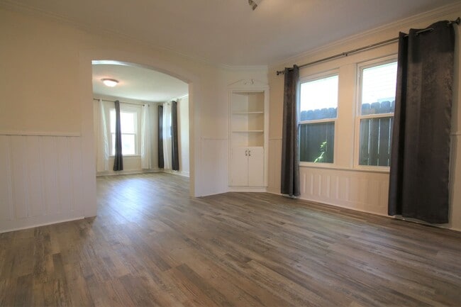 Building Photo - (("Wake Up in a Home YOU Love")) 2/2 STUNNING House Close to Exciting Downtown Fort Worth! An ABS...