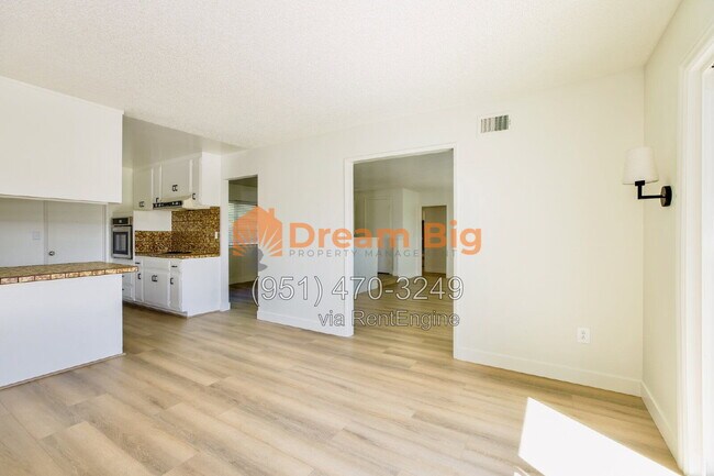 Building Photo - 5155 Harriett Cir