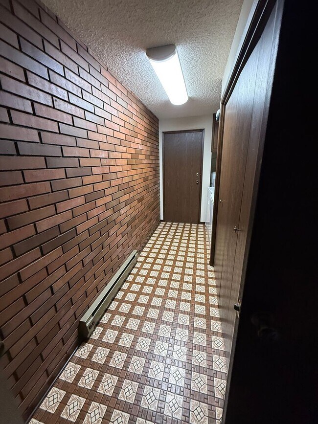 Building Photo - Charming Retro-Style 2BR in Prime Downtown Location