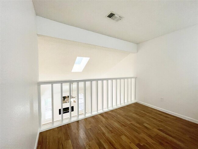 Building Photo - 13897 Hollowgreen Dr