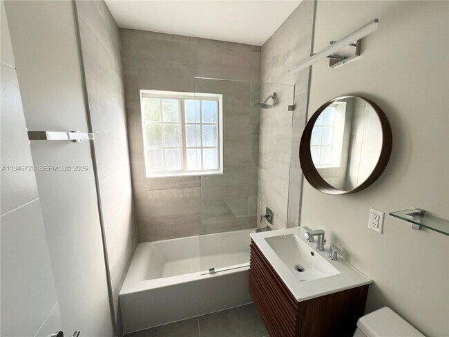 Building Photo - 1129 NE 111th St