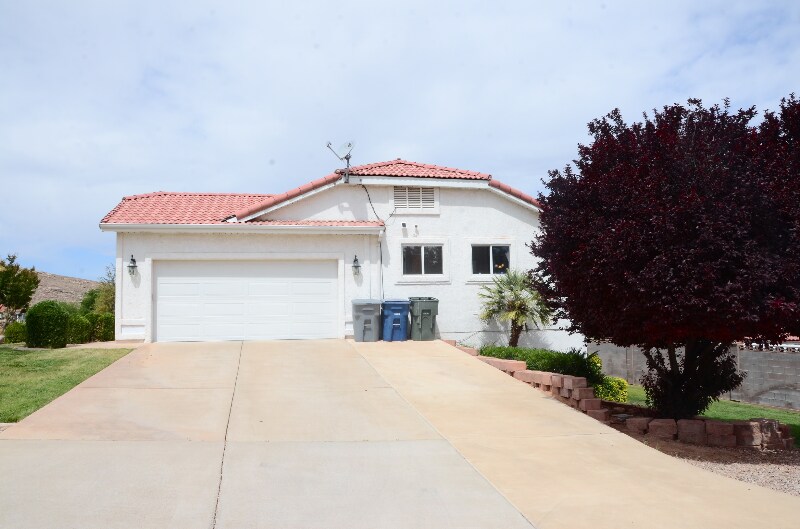 Building Photo - 1087 E Fort Pierce Dr