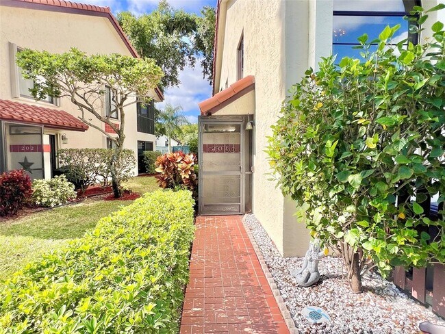 Building Photo - 10771 Palm Lake Ave