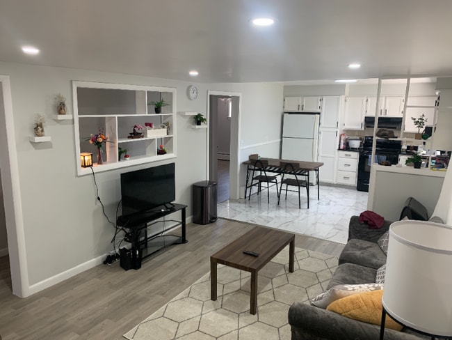 Building Photo - 214 Sand Creek Rd