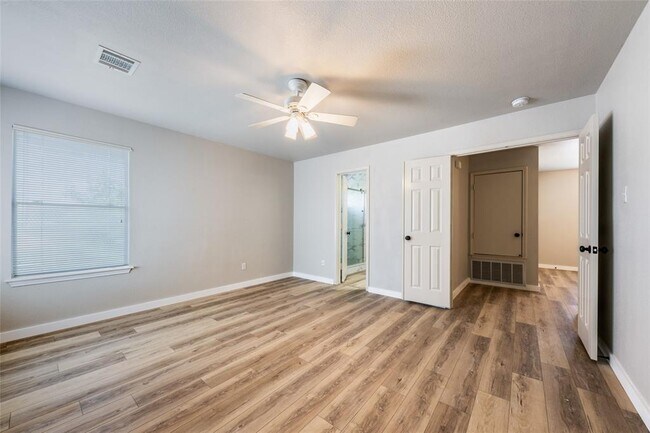 Building Photo - 1112 Doras Dr