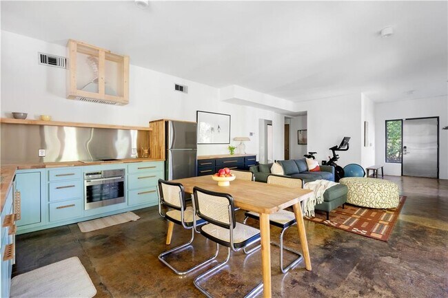 Building Photo - 515 Claire Dr NE