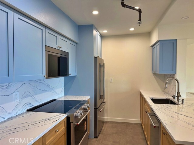 Building Photo - 230 S Catalina Ave