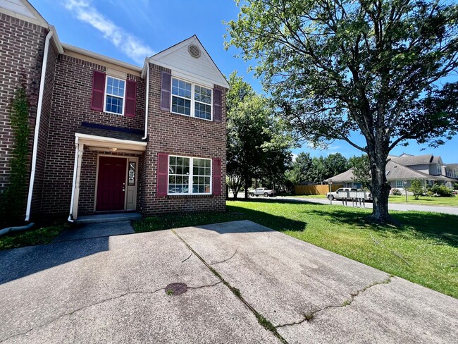 Building Photo - Newly remodeled 3 bed 2.5 bath townhome in...