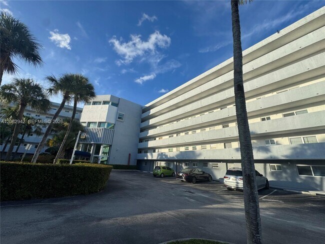 Building Photo - 4000 NE 170th St
