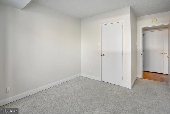 Building Photo - 3800 Fairfax Dr