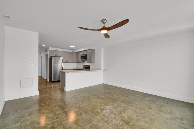 Building Photo - FUNky Building on Kingshwy