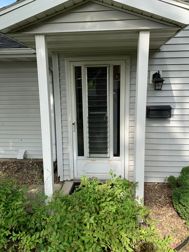 Building Photo - 4208 Mt Vernon Rd SE #1