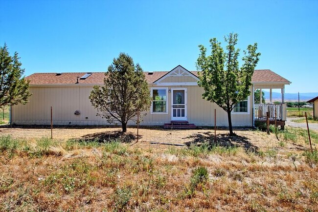 Building Photo - Tiny 2 bedroom Home with Mountain Views!