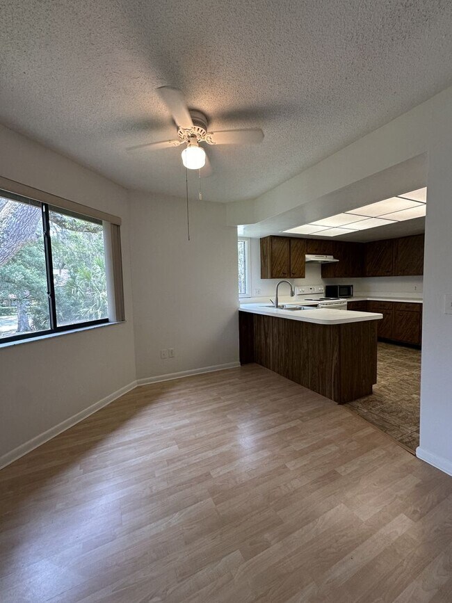 Building Photo - Lovely 2 Bedroom 2 Full bath Condo in the ...