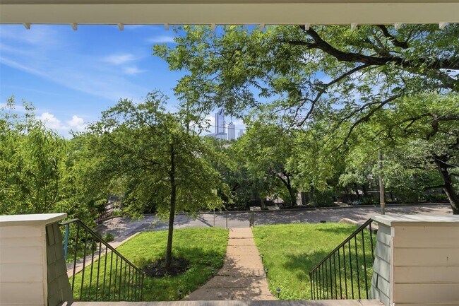 Building Photo - 608 Harthan St