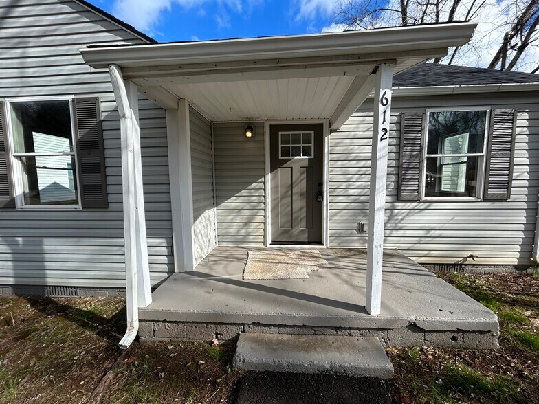 Covered Front Porch - 612 Hillview Rd