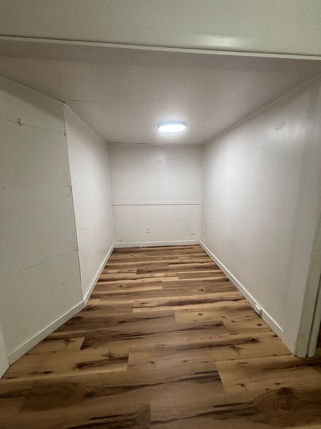 Building Photo - Beautifully Updated Studio Near WSU – All Utilities Included